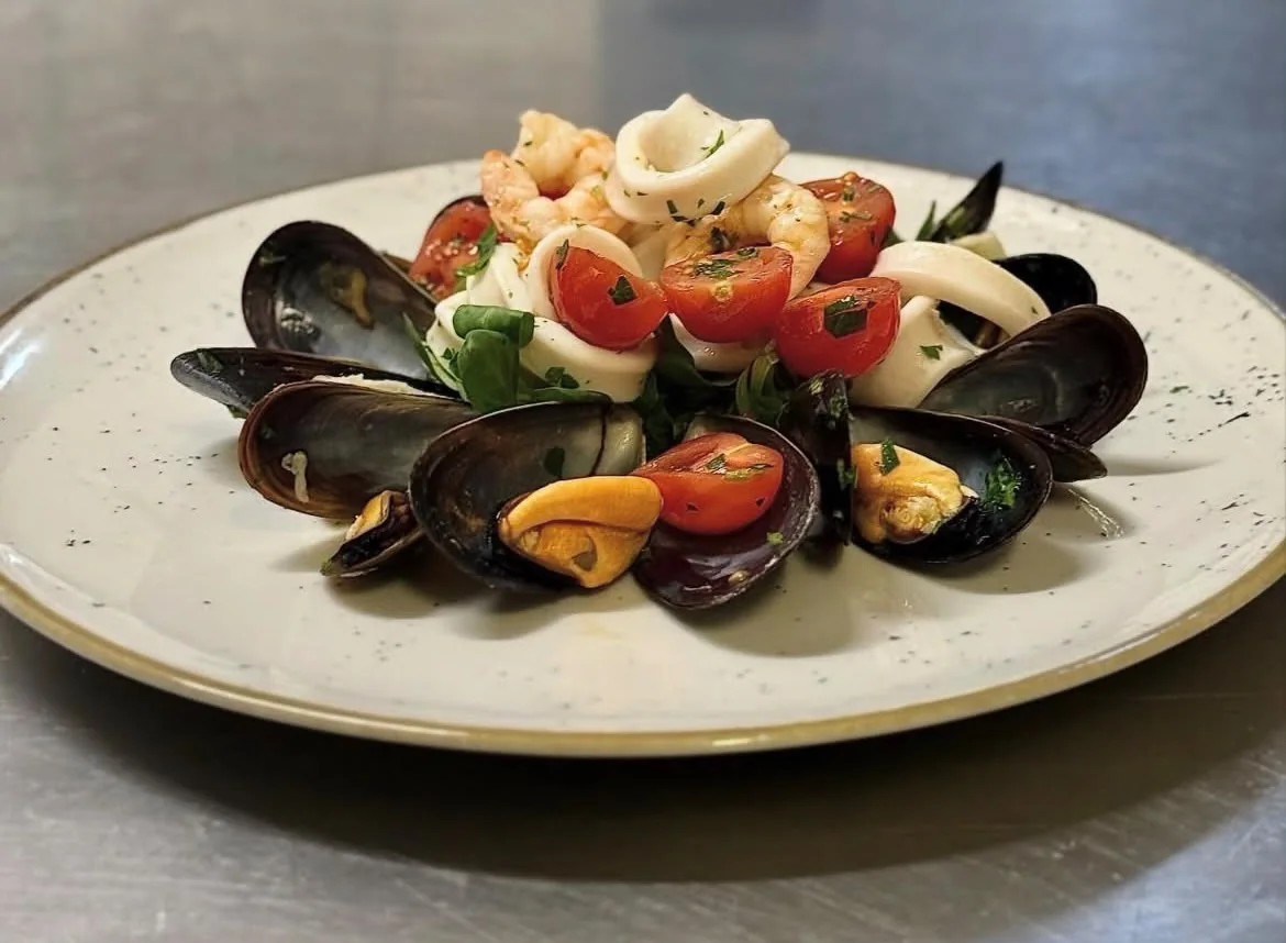 Antipasto di mare con cozze, calamari e gamberi