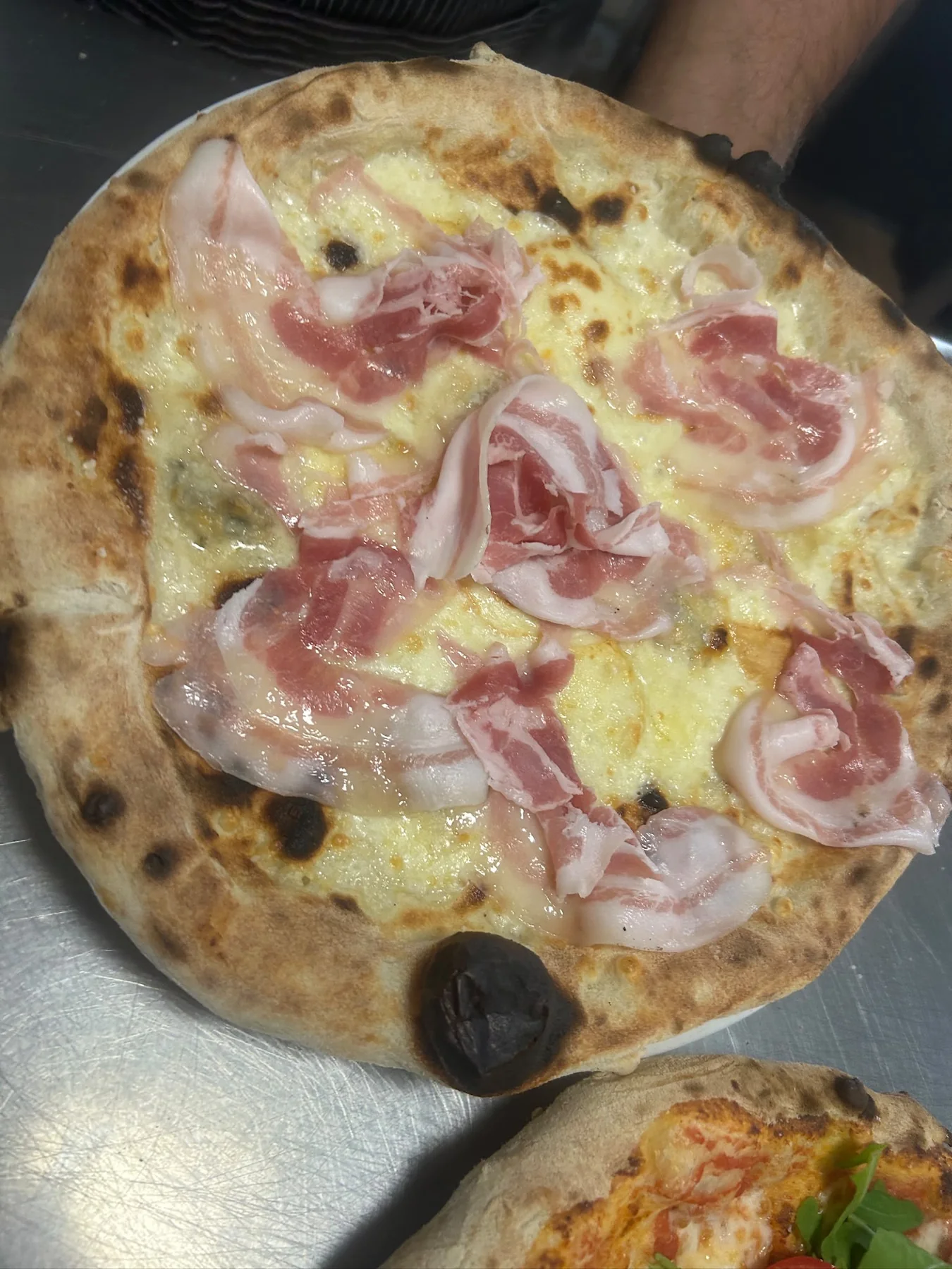 Pizza bianca con salsiccia, friarielli e burrata