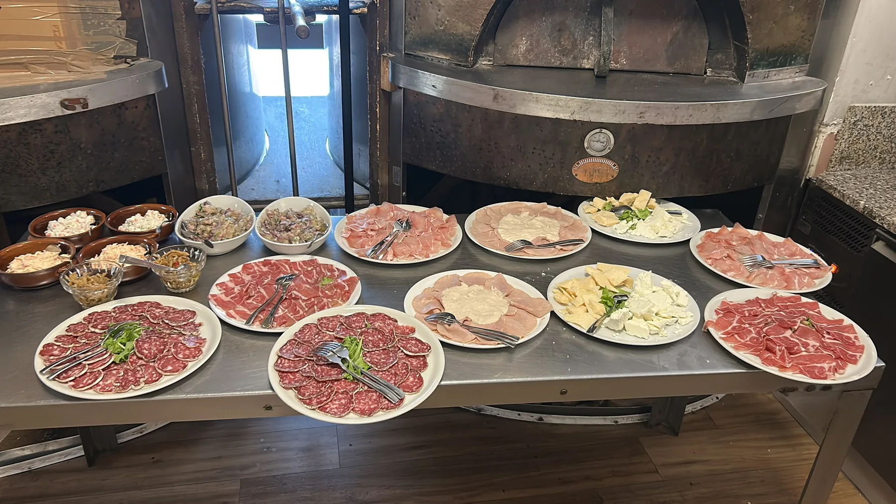 Pizze cotte nel forno a legna servite in tavola