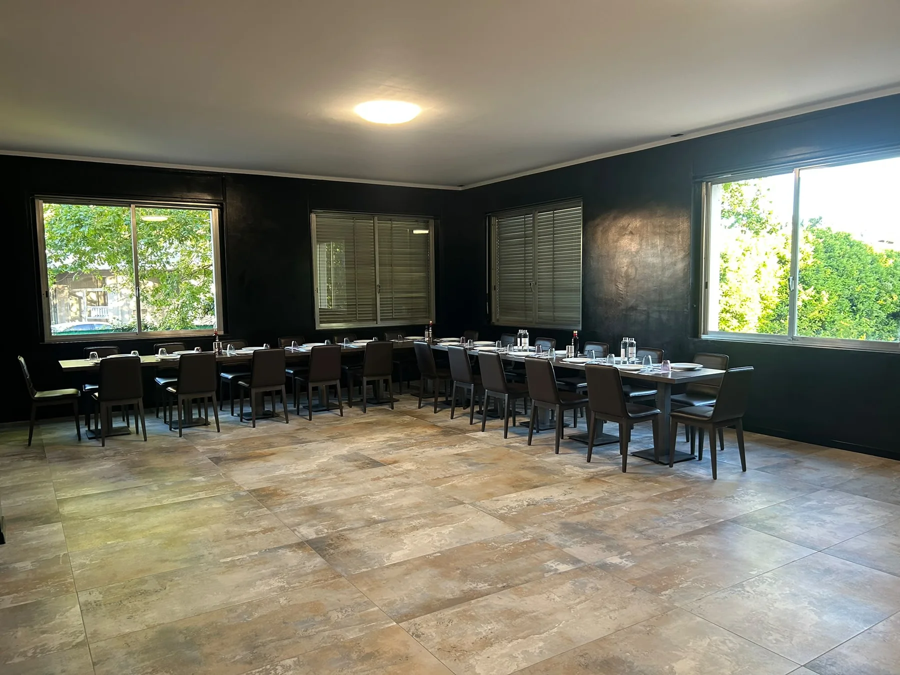 Sala eventi apparecchiata per una cena