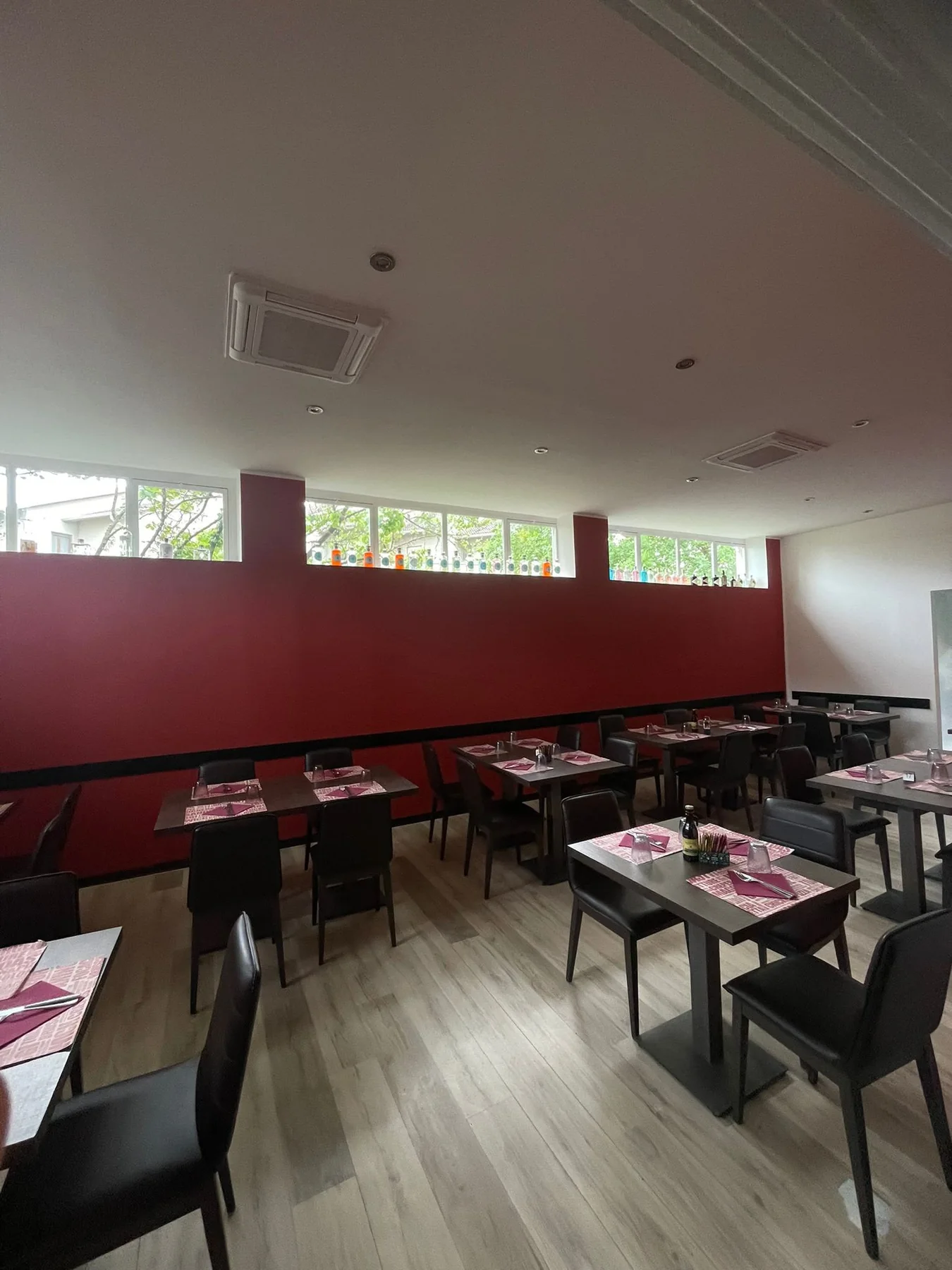Sala eventi con dettagli rossi
