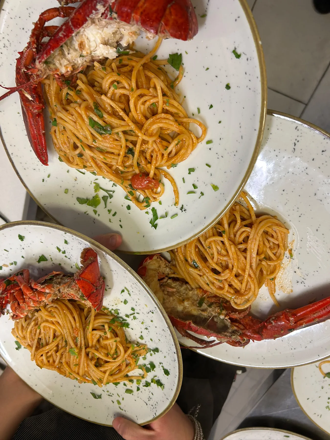 Spaghetti all'astice serviti al tavolo