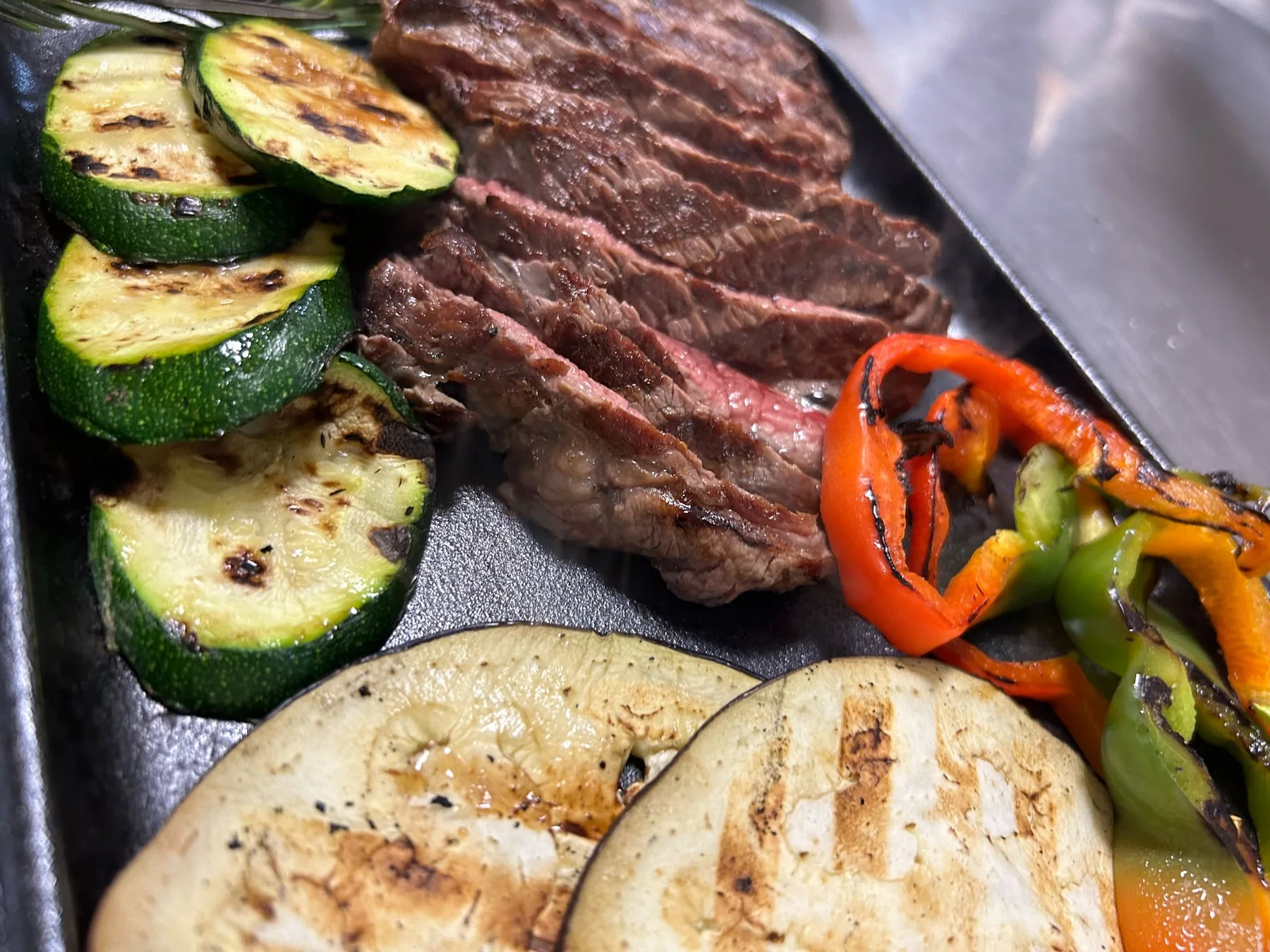 Tagliata di manzo su piastra